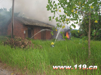 烟花仓库突起大火 宜春万载消防3小时扑灭 烟花仓库突起大火 宜春万载消防3小时扑灭
